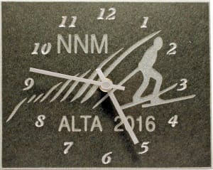 Stein klokke med en illustrasjon av en person som står på ski og tekst 'NNM ALTA 2016'